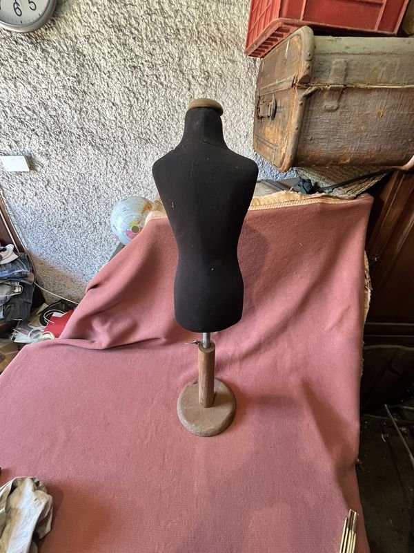 Antiguo maniqui de niño con base de madera - imagen 3