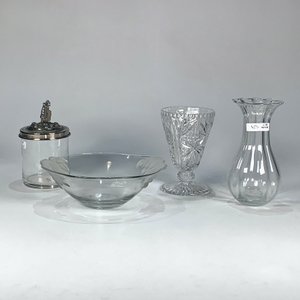 Lote siguiente: Lote de 4 piezas de vidrio: centro decorativo, bizcochera y dos floreros