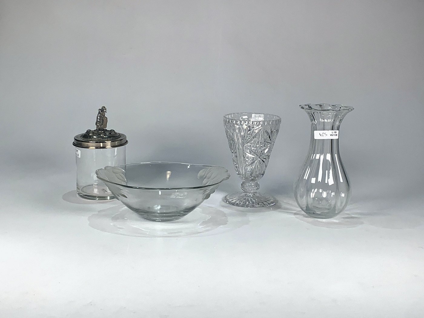Lote de 4 piezas de vidrio: centro decorativo, bizcochera y dos floreros
