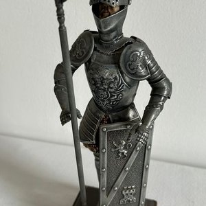 Escultura Caballero Medieval con Armadura y Escudo Decorativo - imagen 3