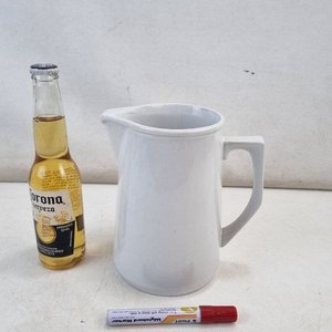 Jarra Blanca de Esmalte con Pico Vertedor y Asa Rectangular - imagen 2