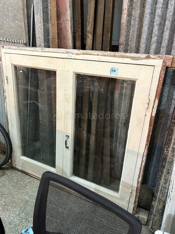 Ventana Antigua de Madera con Vidrios Dobles