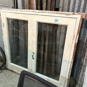 Lote anterior: Ventana Antigua de Madera con Vidrios Dobles