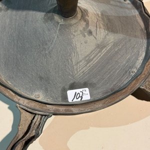 Lote siguiente: Antigua Araña de Bronce con Tulipa Central de Vidrio
