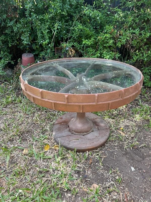 Mesa de jardín de hierro y madera con rueda de carro y tapa de vidrio - imagen 2