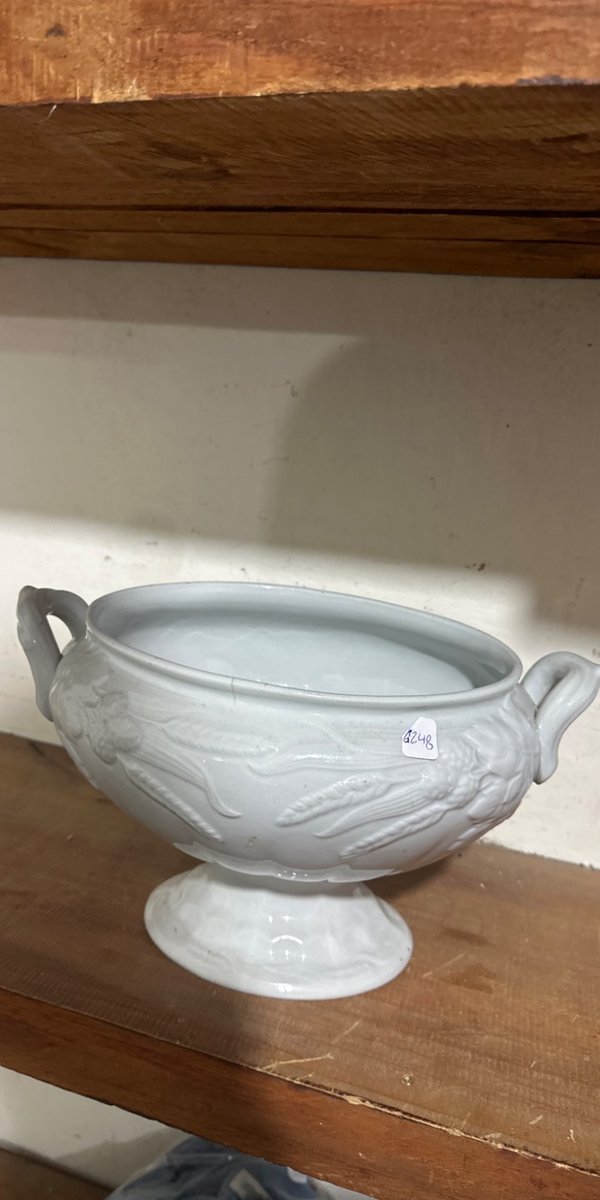 Sopera de cerámica blanca con asas y base decorada