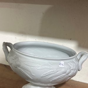 Lote siguiente: Sopera de cerámica blanca con asas y base decorada
