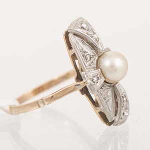 Anillo de Oro 18k con Perla Central y Detalles de Diamantes - imagen 2