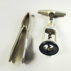 Lote siguiente: Sacacorchos y Rompenueces de Metal "Made in Germany"