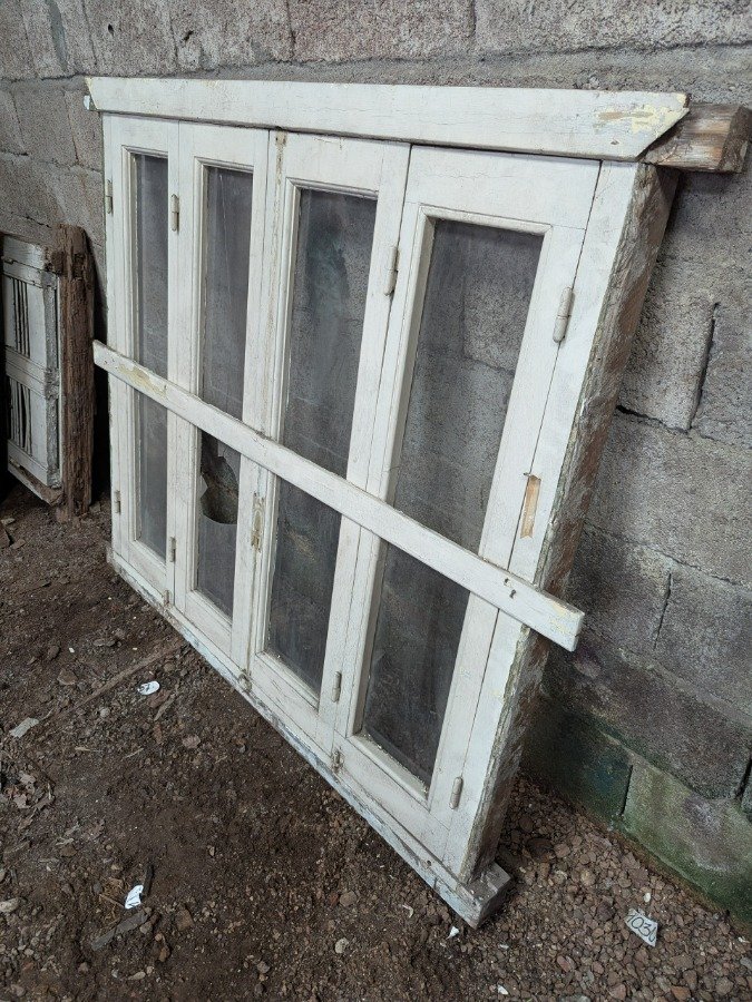 Ventana con cuatro hojas batientes en cedro, falleba y marco de pinotea. - imagen 7