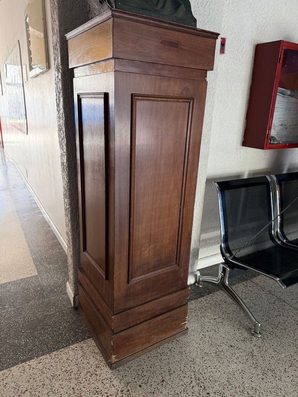 PeDESTAL EN MADERA CON ESTILO DE PÁNELES