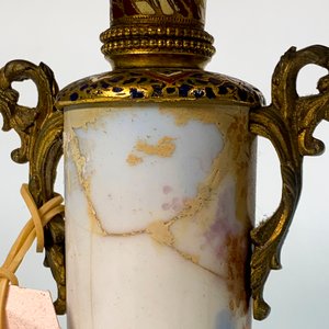 Par de Lámparas de Mesa Antiguas en Porcelana y Bronce con Pantallas Beige - imagen 5