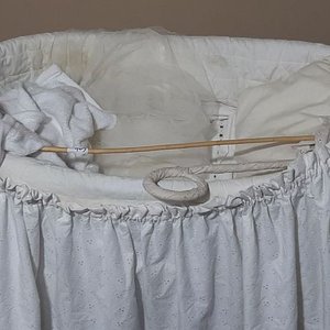 Moisés de Mimbre Blanco con Ropa de Cama Completa y Soporte - imagen 2