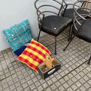 Catre Plegable de Aluminio con 3 Sillas de Hierro y Cuerina, Banqueta y Matera - imagen 8