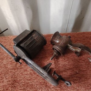Antiguo Rayador de Queso y Picadora de Carne Manual de Hierro Fundido - imagen 3