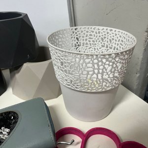 Lote Variado: 8 Macetas, 2 Ralladores, 4 Bandejas, 2 Perchas y 5 Carteras - imagen 4