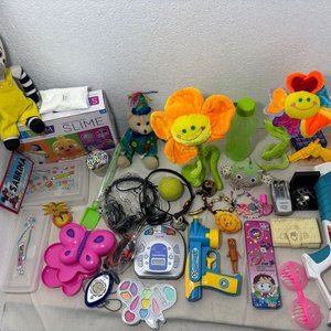 Lote de Juguetes: Peluches, Pistolas, Reproductor CD Panasonic y Más - imagen 39