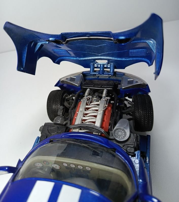 Coche de colección a escala 1/18 de la marca Burago, modelo Viper GTS - imagen 6