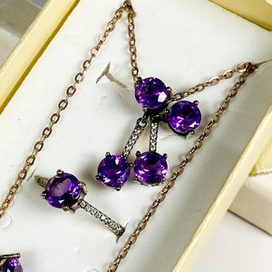 Conjunto de Joyería de Plata con Piedras Moradas: Anillo, Dije y Caravana - imagen 3
