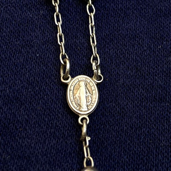 Collar de rosario de plata con cruz y detalles en metal - imagen 8