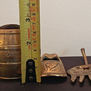 Lote de Piezas Decorativas en Bronce y Metal: Jarrón, Caldera, Cenicero, Barril, Tenedor y Centro de Mesa - imagen 5