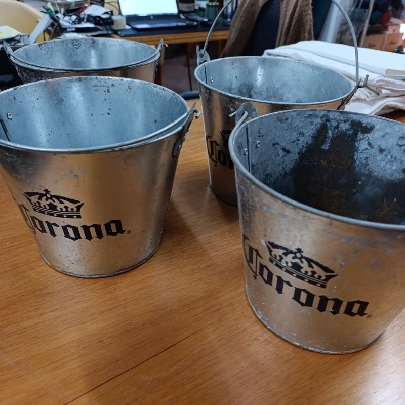 Juego de 4 Hieleras Galvanizadas "Corona"