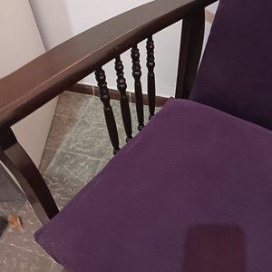 Sillón Mecedor de Madera con Tapizado Morado - imagen 3