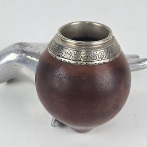 Mate Criollo Artesanal con Virola de Metal Blanco Cincelado - imagen 1