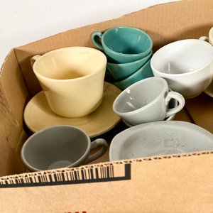 Lote de Tazas y Platos de Cerámica de Colores Variados - imagen 5