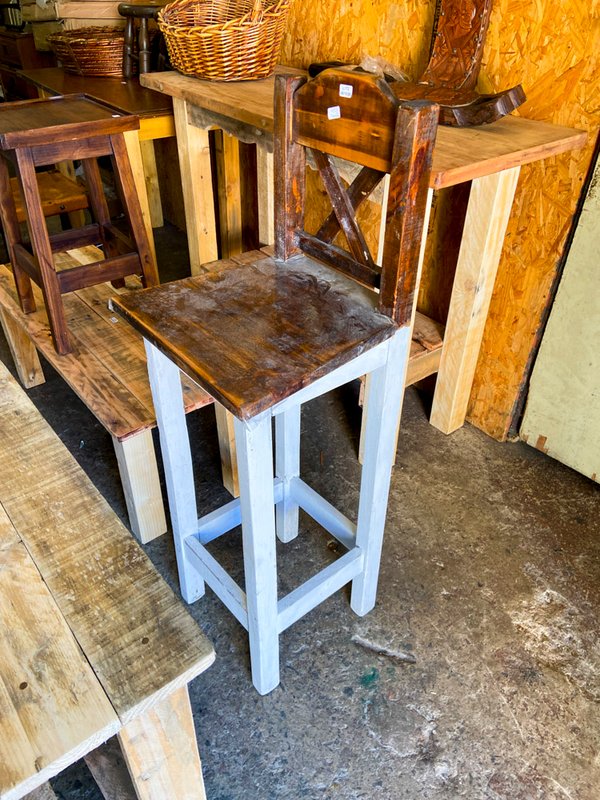Juego de Barra Rústico: Banqueta Alta y Mesa Auxiliar de Madera - imagen 1