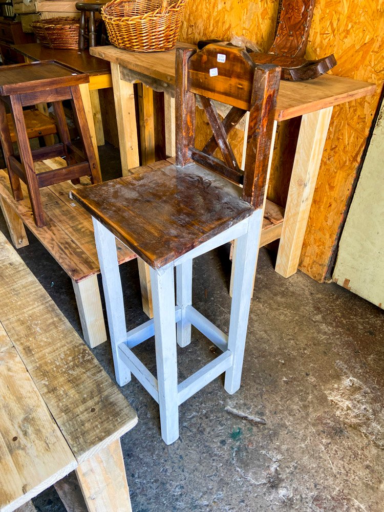 Juego de Barra Rústico: Banqueta Alta y Mesa Auxiliar de Madera