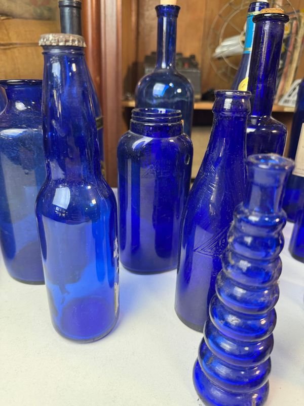 Colección de botellas y vasos de vidrio azul - imagen 3