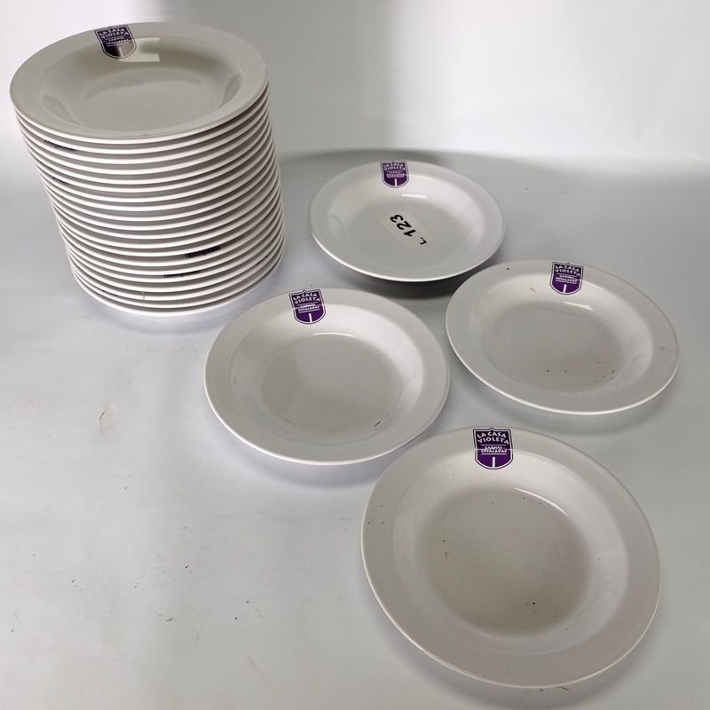 Lote siguiente: Platos de porcelana Olmos con logo de La Casa Violeta