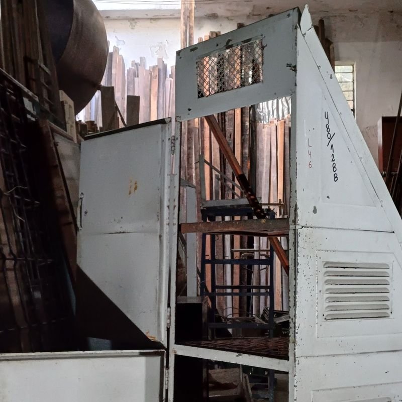Armario bajo escalera de hierro: Mueble práctico y estético - imagen 8