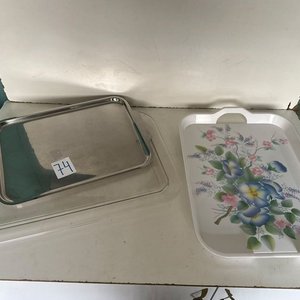 Lote siguiente: Bandeja de Acero Inoxidable y Dos Bandejas de Melamina con Flores