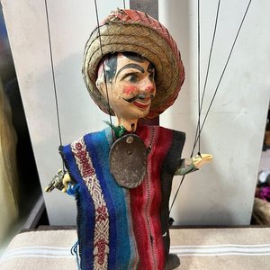 Marioneta Antigua Articulada con Sombrero y Poncho Multicolor - imagen 1