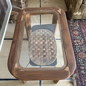 Mesa de Centro de Madera con Tapa de Vidrio y Bandeja Tejida - imagen 8
