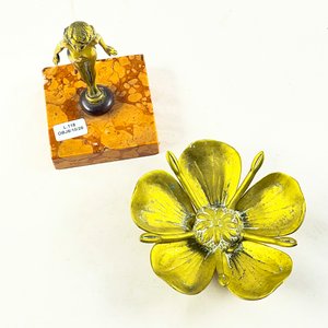 Dos piezas en bronce, flor de 12 cm y figura con base de mármol de 16 cm - imagen 2