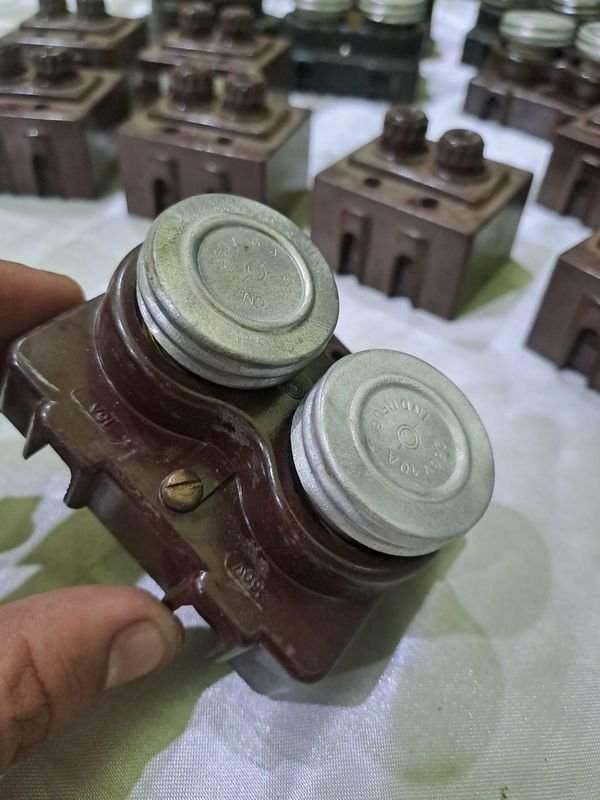 Portafusibles de Baquelita con Tapon y Fusibles en Excelente Condición - imagen 2