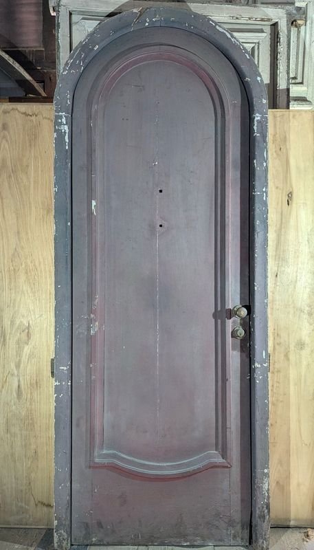 Lote siguiente: Puerta antigua arqueada de madera