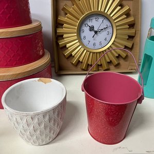 Lote Variado: Reloj Sol Dorado, Cajas Organizadoras Rosadas, Botellas, Velas y Más - imagen 5