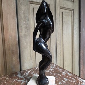 Escultura de Mujer Desnuda en Madera sobre Base de Mármol - imagen 2