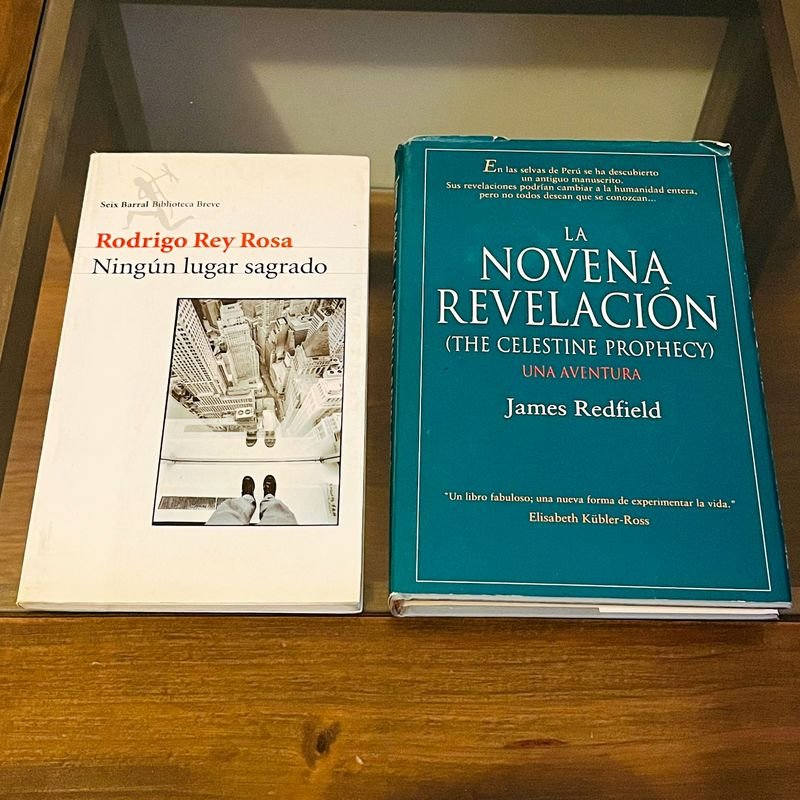 Libros: "La Novela Revelación" de James Redfield y "Ningún Lugar Sagrado" de Rodrigo Rey Rosa