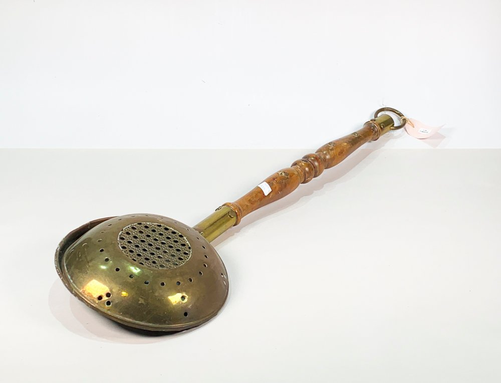Lote anterior: Calentacama en bronce con tapa abatible y mango de madera
