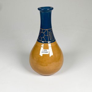 Lote siguiente: Botella de ceramica uruguay decorada ,altura 22 cm