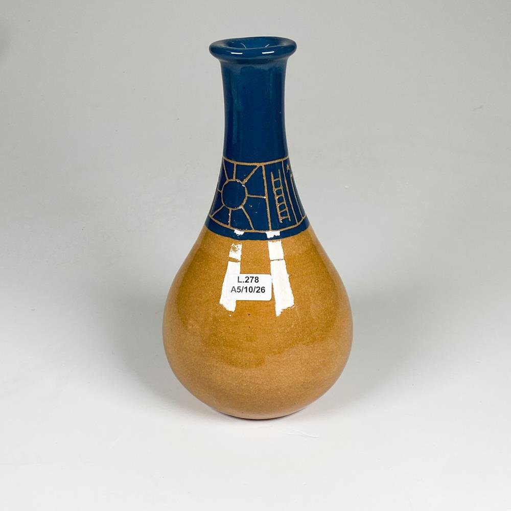 Botella de ceramica uruguay decorada ,altura 22 cm