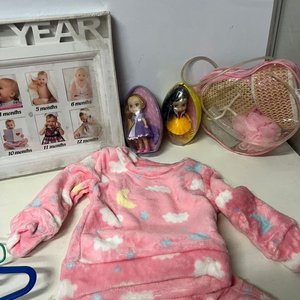 Lote de Ropa de Bebé Rosada, Portaretrato "My First Year" y Accesorios - imagen 7