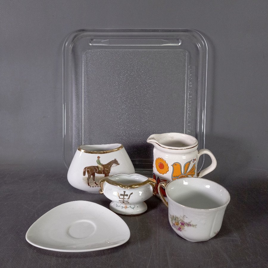 Bandeja de Vidrio y Vajilla Antigua: Lechera, Taza, Floreros y Platito