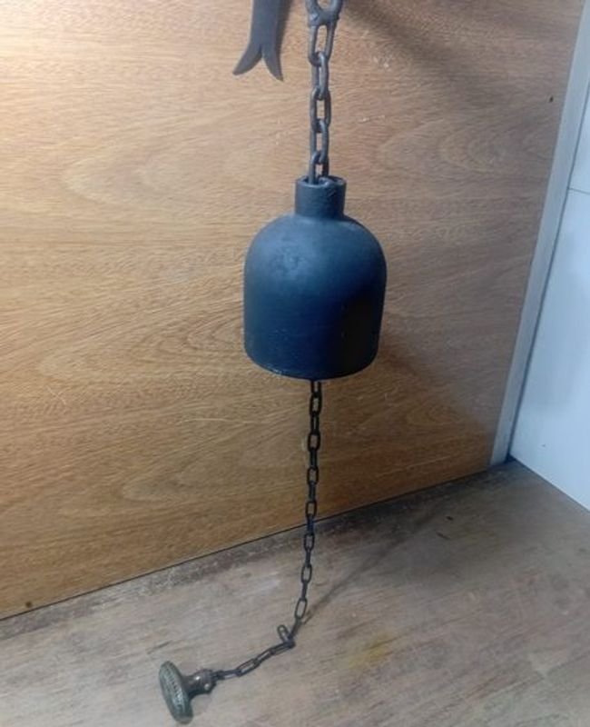 Lote anterior: Campana en hierro con cadena y accesorios