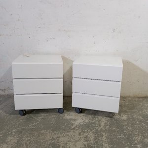 Juego de 2 Mesitas de Noche Blancas con 3 Cajones y Ruedas - imagen 2